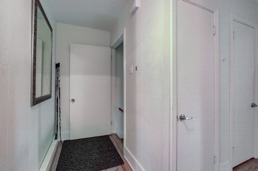 More Photos Of 89 Boul Henri-Bourassa O, Montréal Specialty For Sale