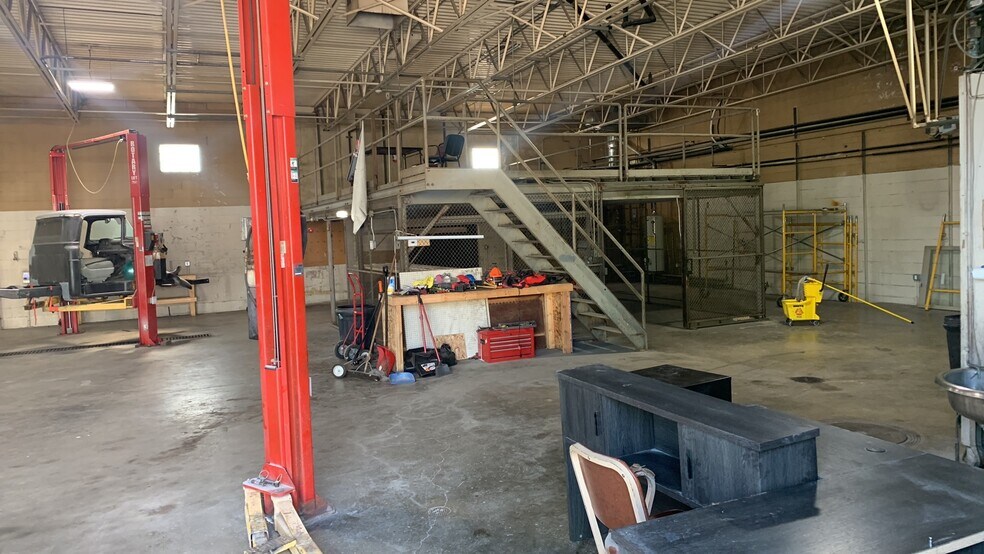 More Photos Of 100 E Saint Louis Ave, East Alton Light Distribution For Lease