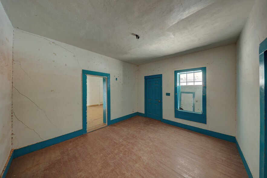 More Photos Of 200 W Murphy St, Alpine Flex For Sale