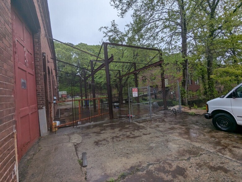 More Photos Of 70 Moshassuck Rd, Lincoln Manufacturing For Lease