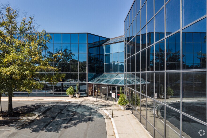 More Photos Of 5400 Shawnee Rd, Alexandria Office For Lease