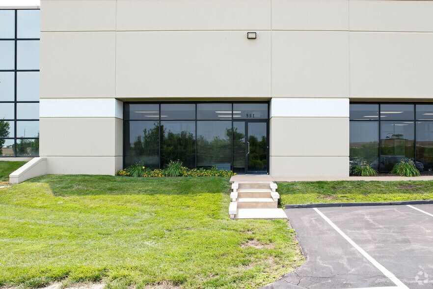 More Photos Of 951-961 Harmsted Ct, Saint Charles Warehouse For Lease