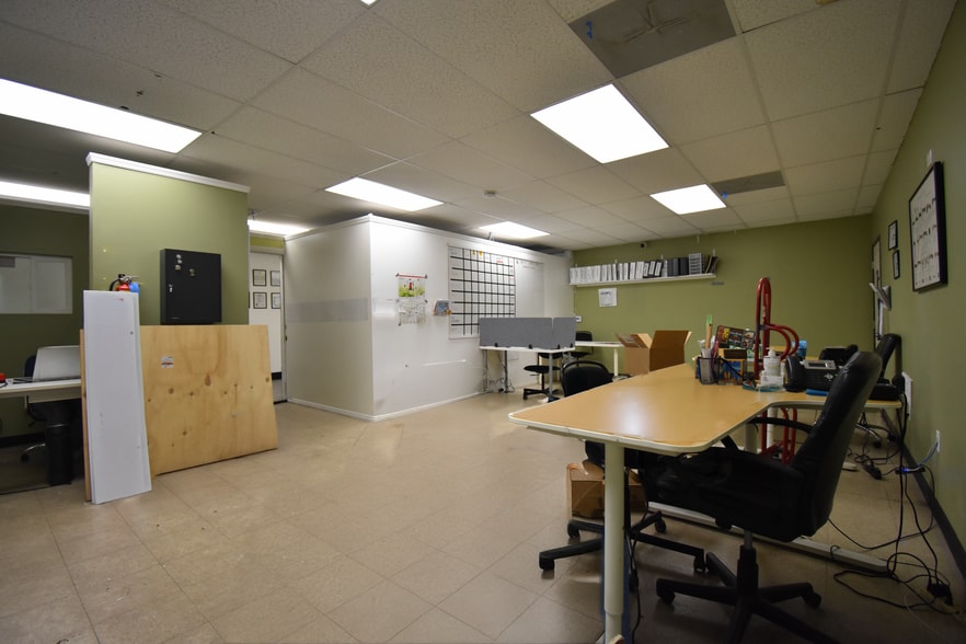 More Photos Of 20200 Saticoy St, Winnetka Storefront Retail Office For Lease