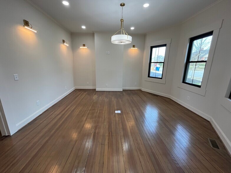 More Photos Of 700 Arlington Ave, Greenville Office For Sale