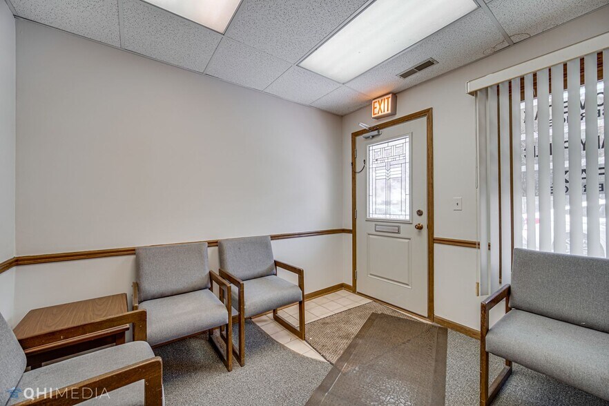 More Photos Of 6121 N Northwest Hwy, Chicago Office For Sale