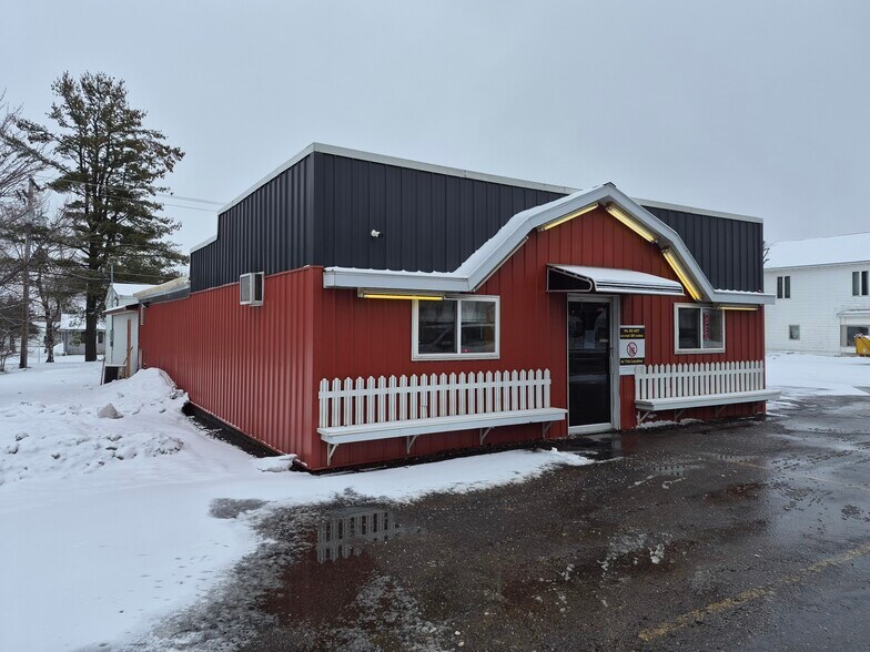 Primary Photo Of 118 N 4th St, Abbotsford General Retail For Sale