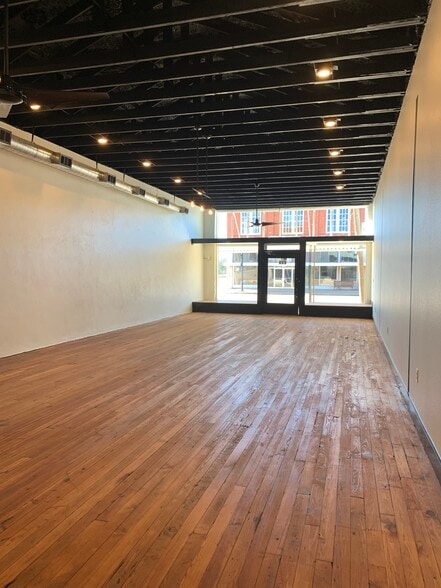 More Photos Of 106 N Main St, Grand Saline Storefront For Sale
