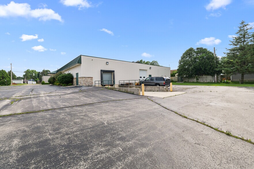 More Photos Of 1828 Park Ave, New Holstein Light Distribution For Sale