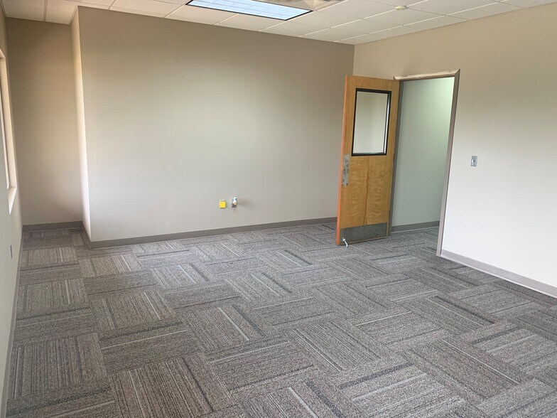 More Photos Of 7111 Davis Creek Rd, Jacksonville Warehouse For Sale