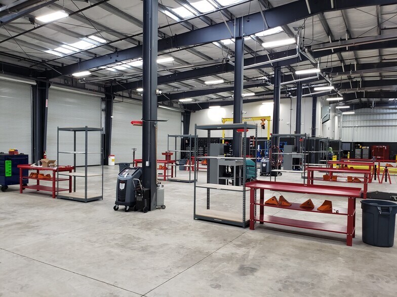 More Photos Of 2475 NW Canal Blvd, Redmond Flex For Lease