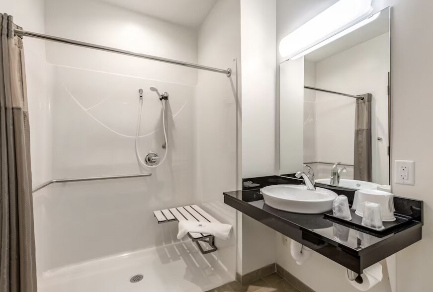 More Photos Of 1731 Premier Dr, Mankato Hotel For Sale
