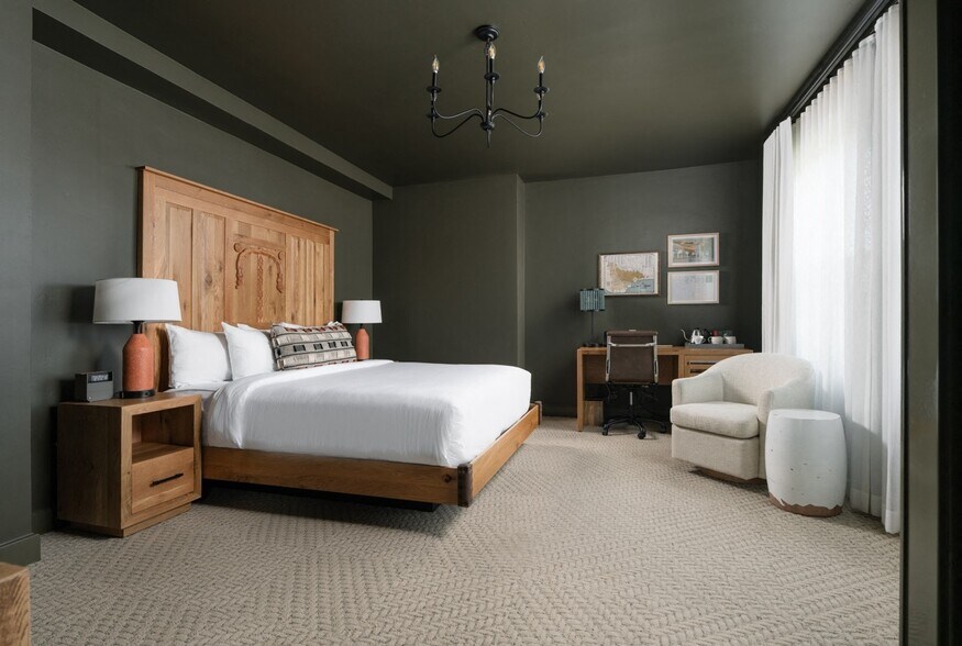 More Photos Of 527-537 State St, Santa Barbara Hotel For Lease