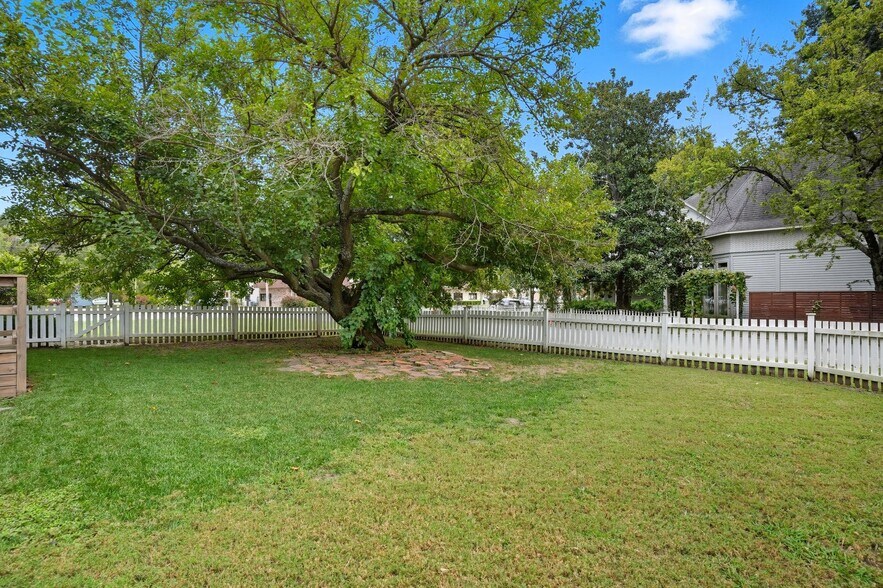 More Photos Of 924 S Main St, Broken Arrow Showroom For Sale