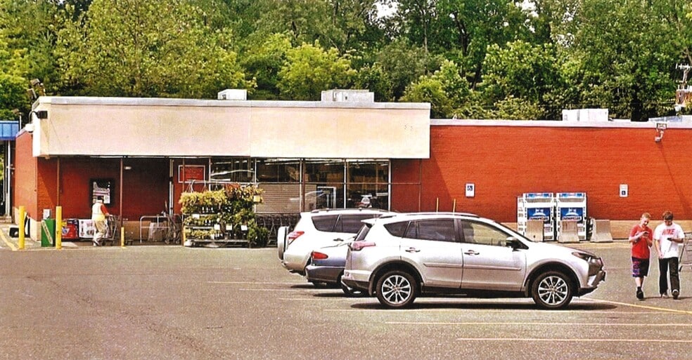 Primary Photo Of 88 W Park St, Lee Supermarket For Sale