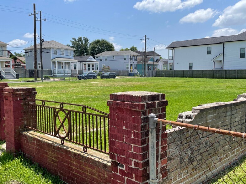 More Photos Of 2400 Delachaise St, New Orleans Specialty For Sale
