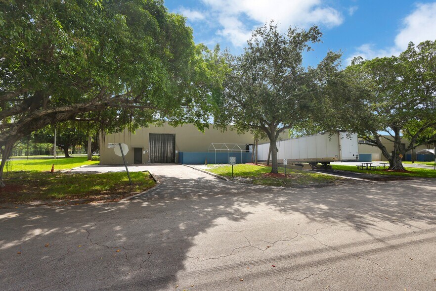 More Photos Of 14100 NW 58th Ct, Miami Lakes Warehouse For Lease