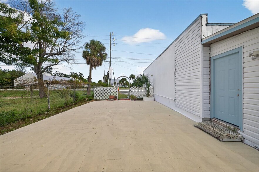 More Photos Of 1201 N Pinellas Ave, Tarpon Springs General Retail For Sale