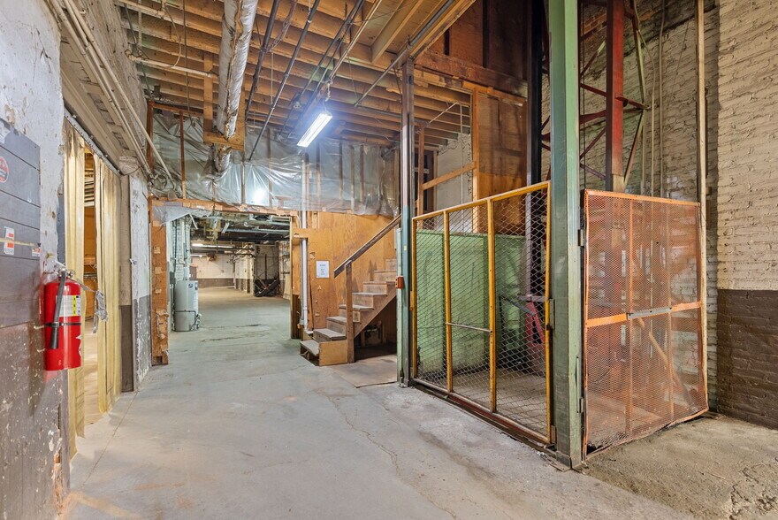 More Photos Of 314 E Market St, Warsaw Showroom For Sale
