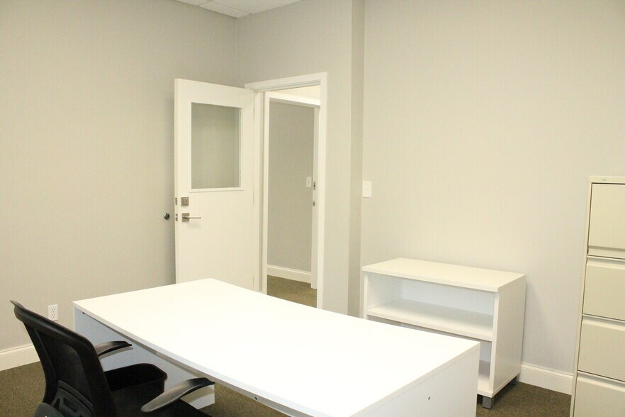 More Photos Of 400 Main St, Hilton Head Office For Lease