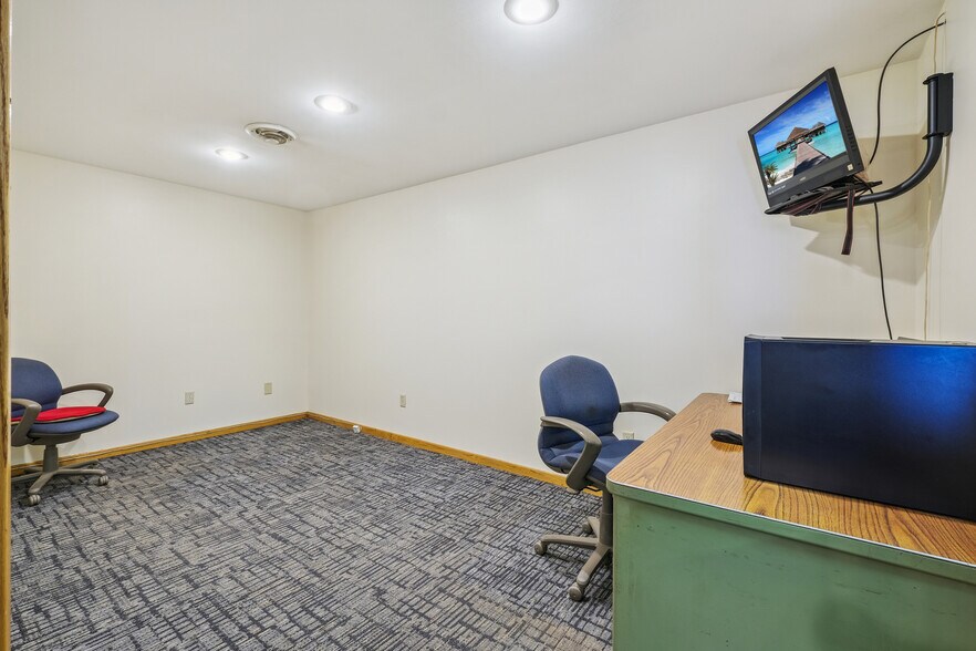 More Photos Of 714 18 1/2 Ave NE, Minneapolis Service For Lease