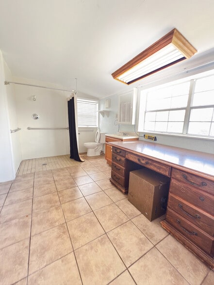 More Photos Of 1801 S 5th St, Leesville Hotel For Sale