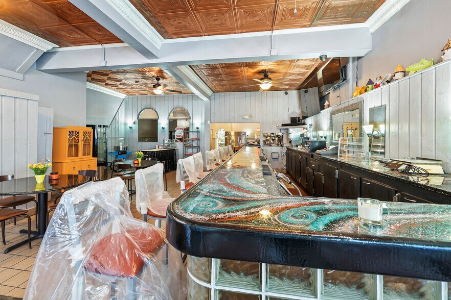 More Photos Of 1701 Pine Ave, Niagara Falls Restaurant For Sale