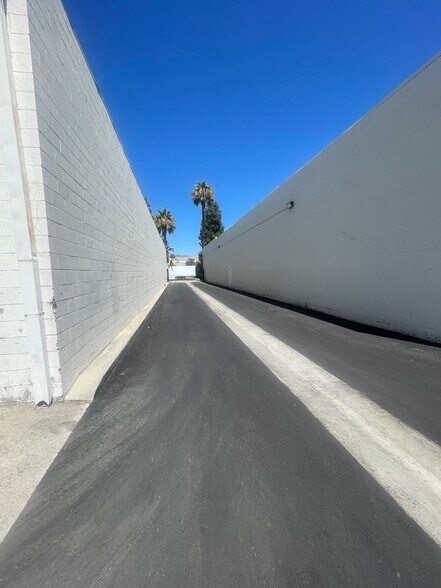 More Photos Of 19410-19420 Business Center Dr, Northridge Warehouse For Lease