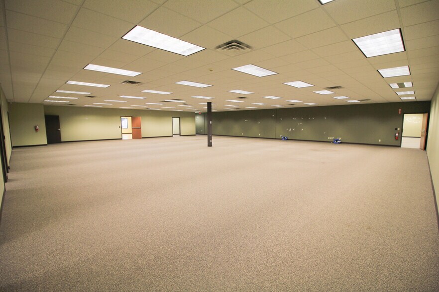 More Photos Of 3401 N Louise Ave, Sioux Falls Flex For Lease