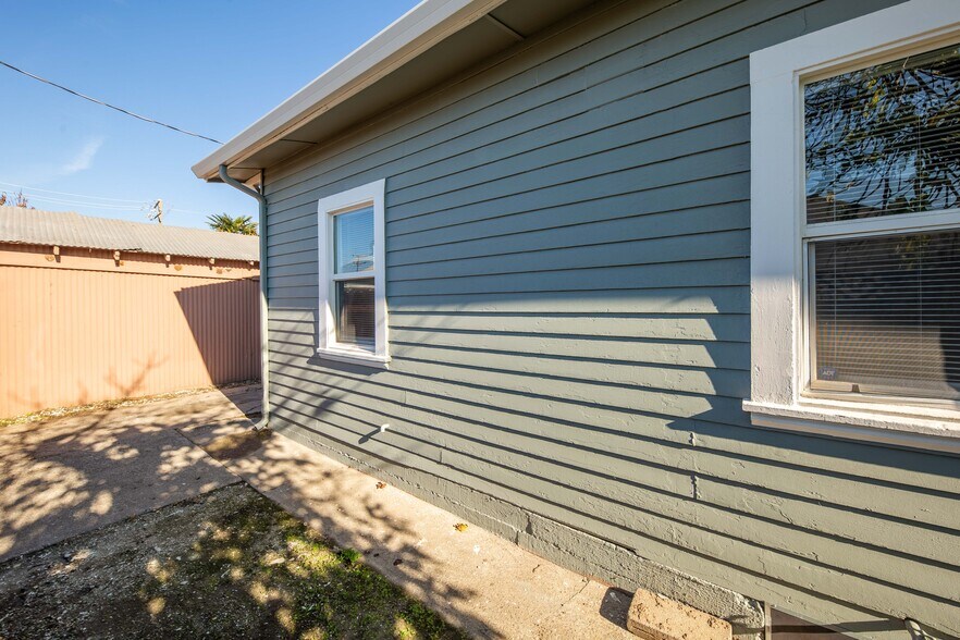 More Photos Of 115 E Walnut St, Lodi Freestanding For Sale