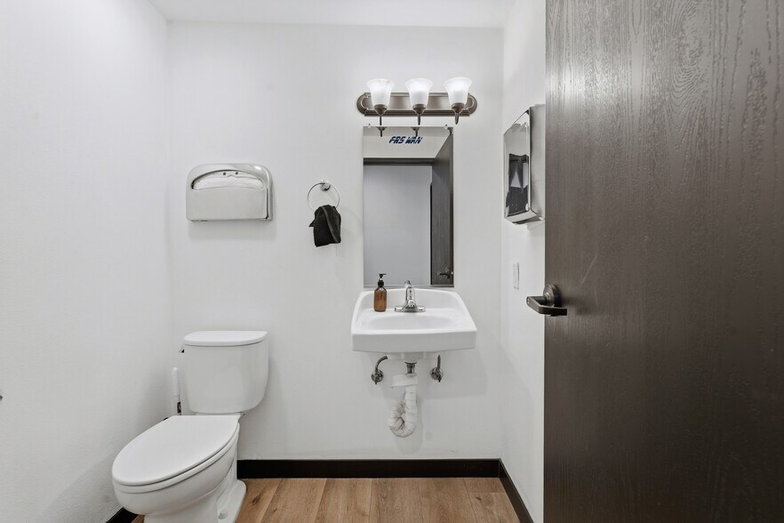 More Photos Of 18522 Gresham St, Northridge Warehouse For Sale