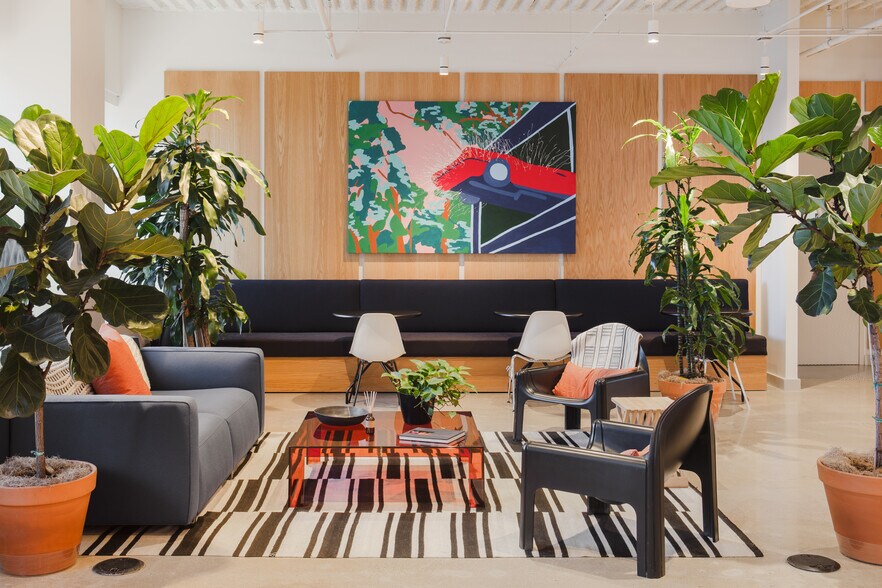 More Photos Of 222 S Riverside Plz, Chicago Coworking Space