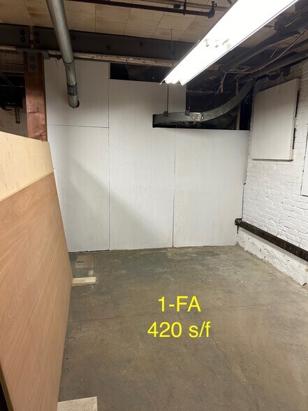 More Photos Of 30 Echo Lake Rd, Watertown Warehouse For Lease