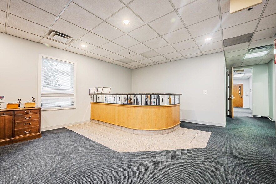 More Photos Of 40 McCullough Dr, New Castle Light Manufacturing For Lease