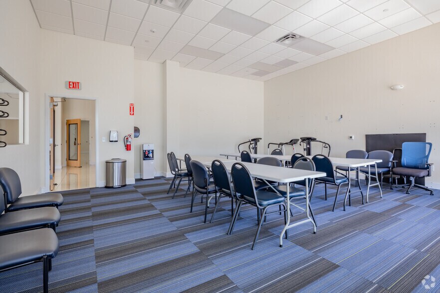 More Photos Of 2905-3025 West Ave, San Antonio Storefront For Lease