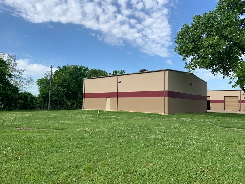 More Photos Of 2528 Hatfield Rd, Pearland Warehouse For Lease