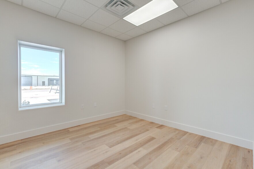 More Photos Of 3205 118th St, Lubbock Distribution For Sale