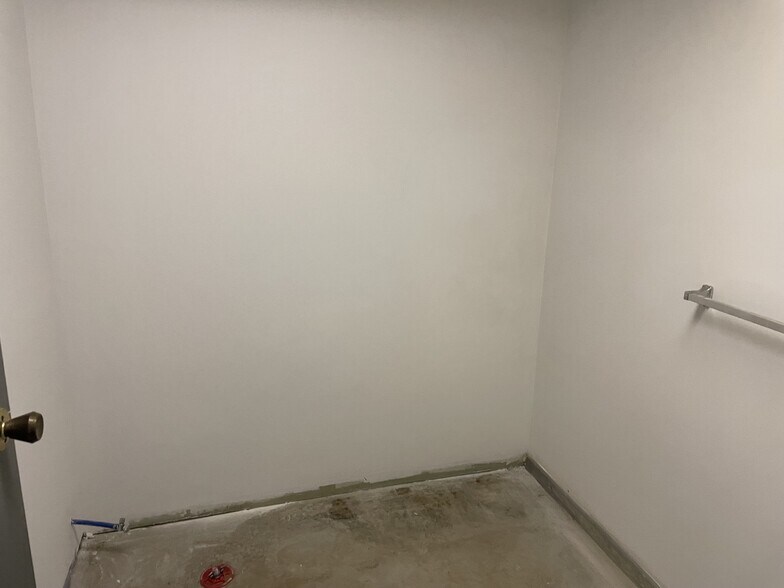 More Photos Of 1992 Mount Pleasant Rd, Greensburg Showroom For Lease