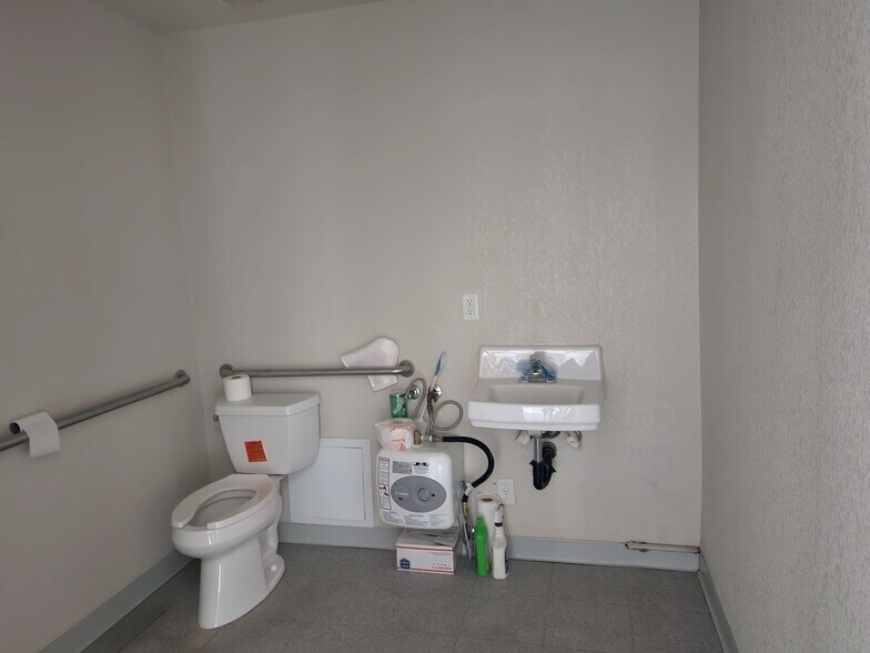 More Photos Of 21 Cygnet Dr, Mound House Distribution For Lease