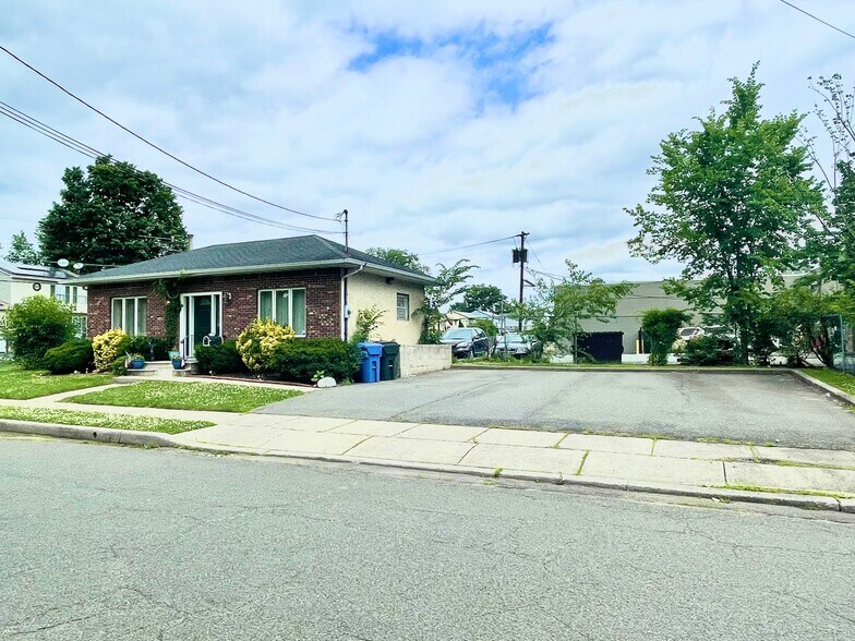 More Photos Of 13 New York Ave, Colonia Office For Sale