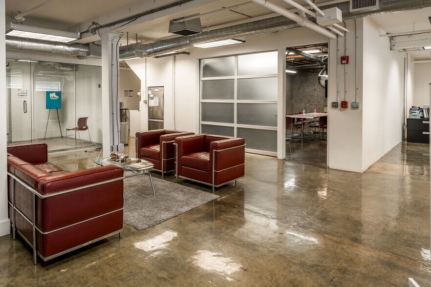 More Photos Of 911-915 NE Davis St, Portland Flex For Lease