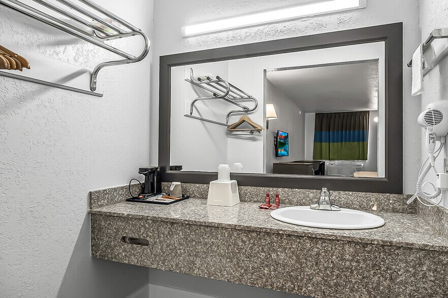 More Photos Of 321 S Rockwell Ave, Oklahoma City Hotel For Sale