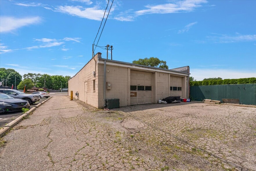 More Photos Of 1357 S Gratiot Ave, Clinton Township Showroom For Sale