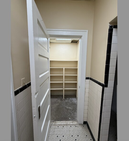 More Photos Of 6 W Henry St, Savannah Freestanding For Sale