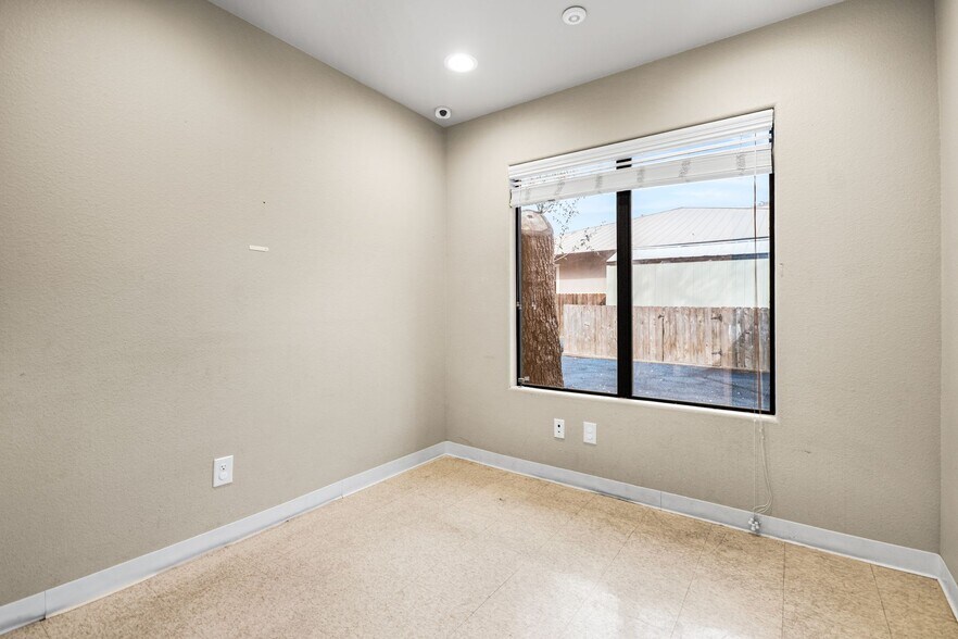 More Photos Of 14235 Blanco Rd, San Antonio Office For Sale