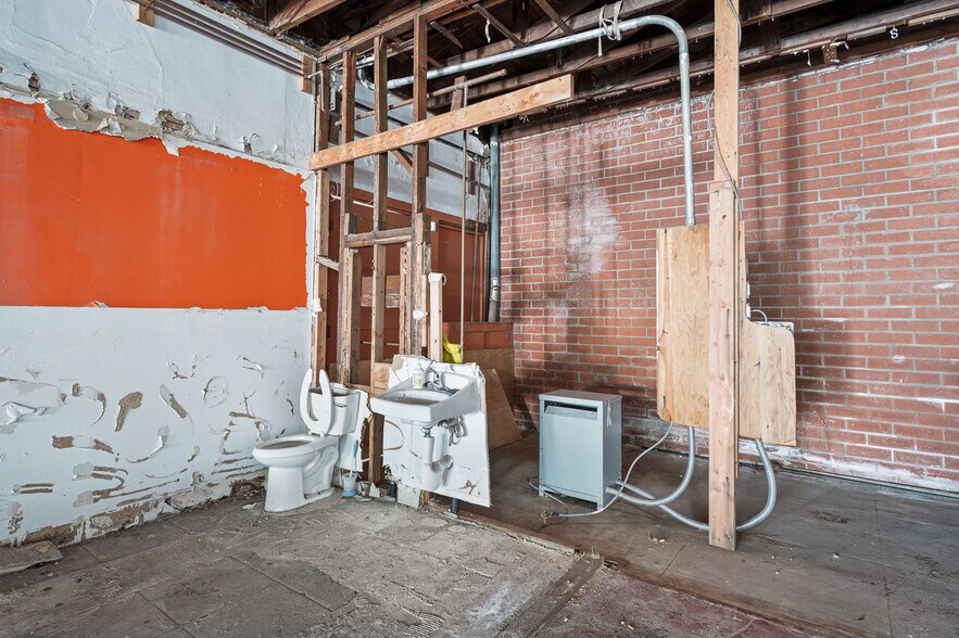 More Photos Of 1434 E Broadway, Long Beach Storefront Retail Office For Sale