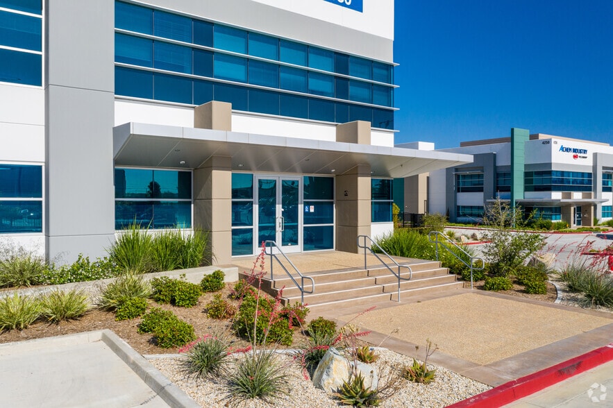 More Photos Of 4260 N Harbor Blvd, Fullerton Warehouse For Lease