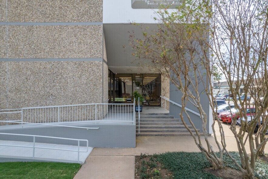 More Photos Of 8201-8219 Kempwood Dr, Houston Warehouse For Lease