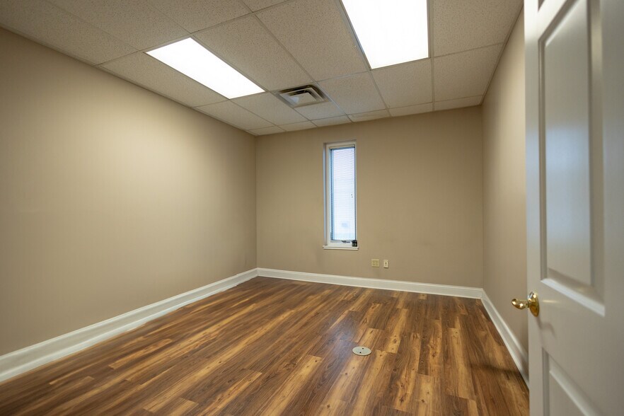 More Photos Of 267 N Graham St, Bowling Green Light Distribution For Sale