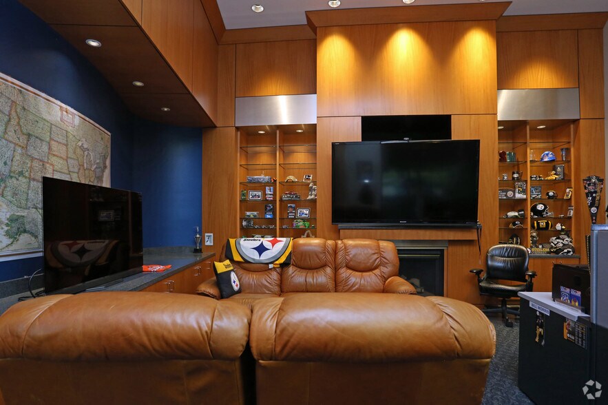 More Photos Of 16503 Air Center Blvd, Houston Unknown For Lease