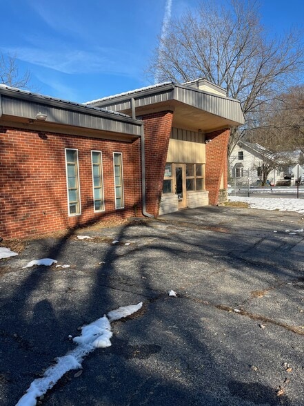 More Photos Of 735 Park Dr, Alton Office For Sale